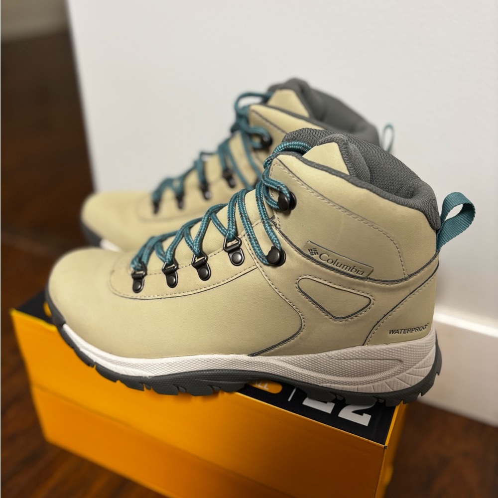 Columbia Tan and Teal Hiking Boots
